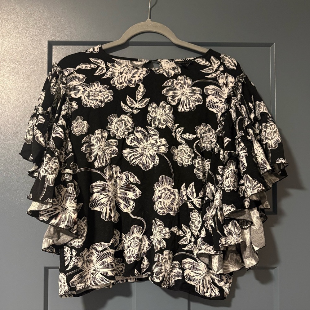 Who What Wear Black and White Floral Ruffle Top
